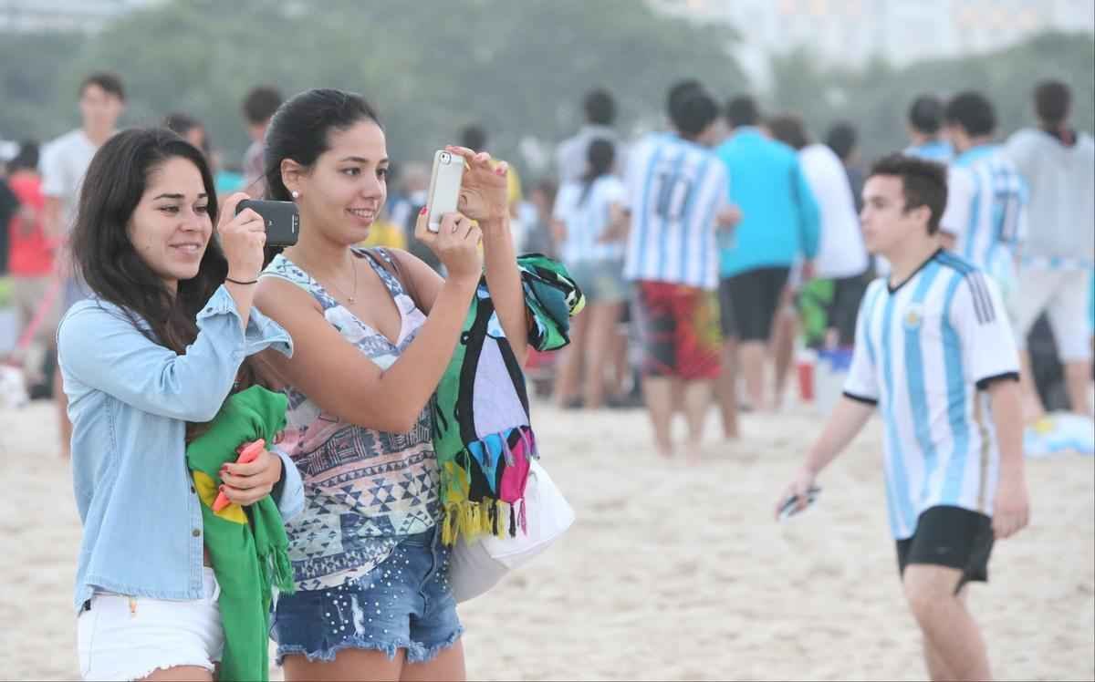 Cerca de 70 mil argentinos esto no Rio de Janeiro para a final da Copa, neste domingo, contra a Alemanha, no Maracan. A praia de Copacabana  o local mais procurado por eles. Neste sbado, desde as primeiras horas, as areias ficaram tomadas e houve muita festa, com msica, bebida e banhos de mar