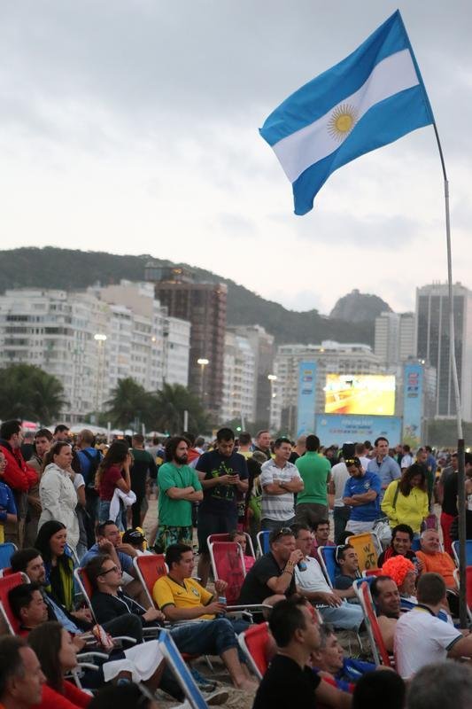 Cerca de 70 mil argentinos esto no Rio de Janeiro para a final da Copa, neste domingo, contra a Alemanha, no Maracan. A praia de Copacabana  o local mais procurado por eles. Neste sbado, desde as primeiras horas, as areias ficaram tomadas e houve muita festa, com msica, bebida e banhos de mar