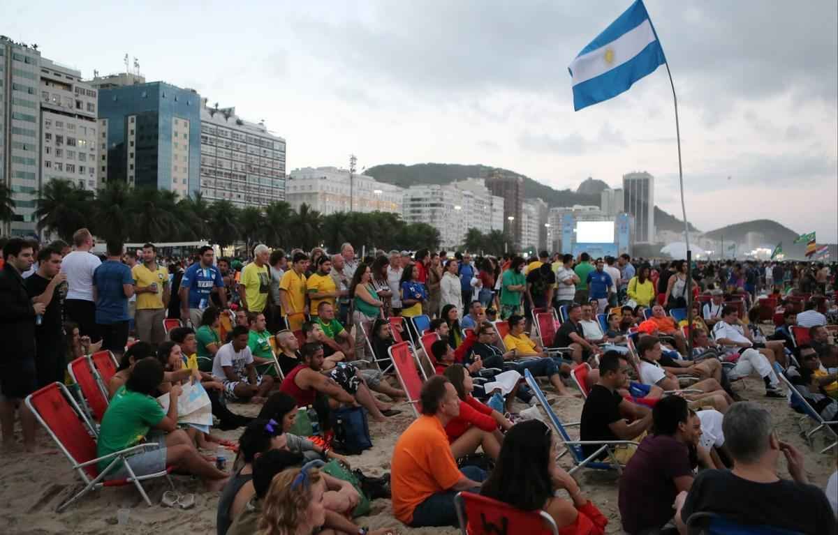 Cerca de 70 mil argentinos esto no Rio de Janeiro para a final da Copa, neste domingo, contra a Alemanha, no Maracan. A praia de Copacabana  o local mais procurado por eles. Neste sbado, desde as primeiras horas, as areias ficaram tomadas e houve muita festa, com msica, bebida e banhos de mar