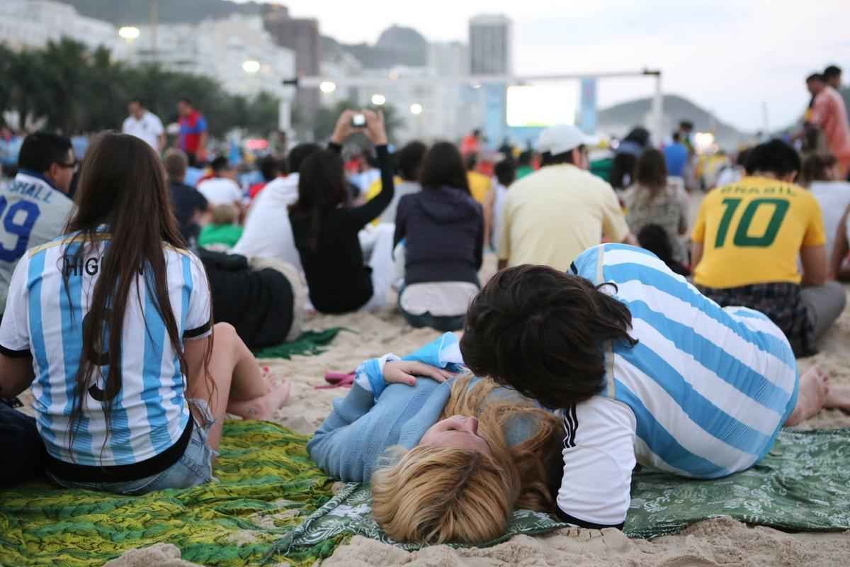 Cerca de 70 mil argentinos esto no Rio de Janeiro para a final da Copa, neste domingo, contra a Alemanha, no Maracan. A praia de Copacabana  o local mais procurado por eles. Neste sbado, desde as primeiras horas, as areias ficaram tomadas e houve muita festa, com msica, bebida e banhos de mar
