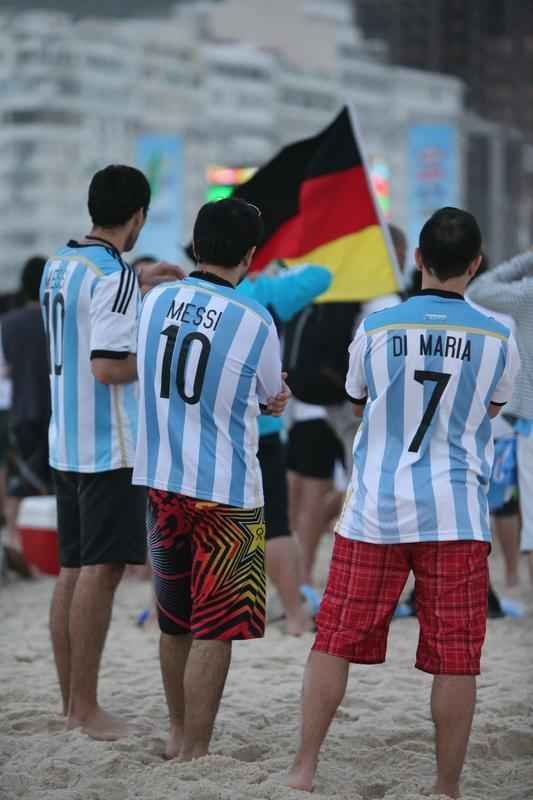 Cerca de 70 mil argentinos esto no Rio de Janeiro para a final da Copa, neste domingo, contra a Alemanha, no Maracan. A praia de Copacabana  o local mais procurado por eles. Neste sbado, desde as primeiras horas, as areias ficaram tomadas e houve muita festa, com msica, bebida e banhos de mar
