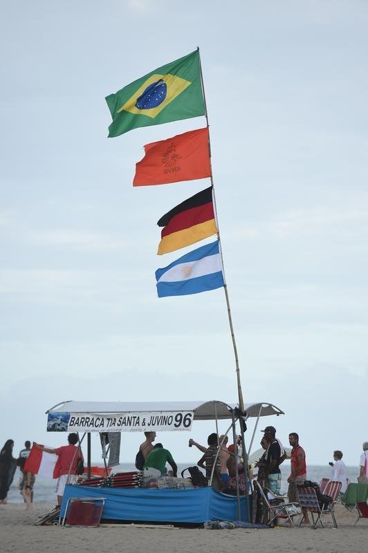 Cerca de 70 mil argentinos esto no Rio de Janeiro para a final da Copa, neste domingo, contra a Alemanha, no Maracan. A praia de Copacabana  o local mais procurado por eles. Neste sbado, desde as primeiras horas, as areias ficaram tomadas e houve muita festa, com msica, bebida e banhos de mar