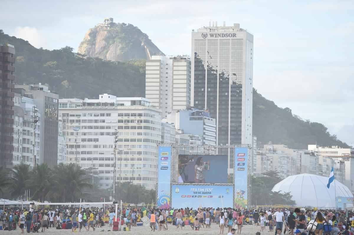 Cerca de 70 mil argentinos esto no Rio de Janeiro para a final da Copa, neste domingo, contra a Alemanha, no Maracan. A praia de Copacabana  o local mais procurado por eles. Neste sbado, desde as primeiras horas, as areias ficaram tomadas e houve muita festa, com msica, bebida e banhos de mar