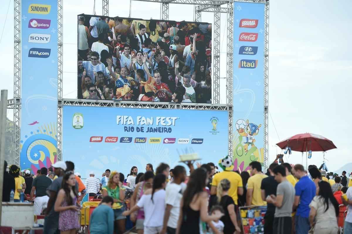 Cerca de 70 mil argentinos esto no Rio de Janeiro para a final da Copa, neste domingo, contra a Alemanha, no Maracan. A praia de Copacabana  o local mais procurado por eles. Neste sbado, desde as primeiras horas, as areias ficaram tomadas e houve muita festa, com msica, bebida e banhos de mar