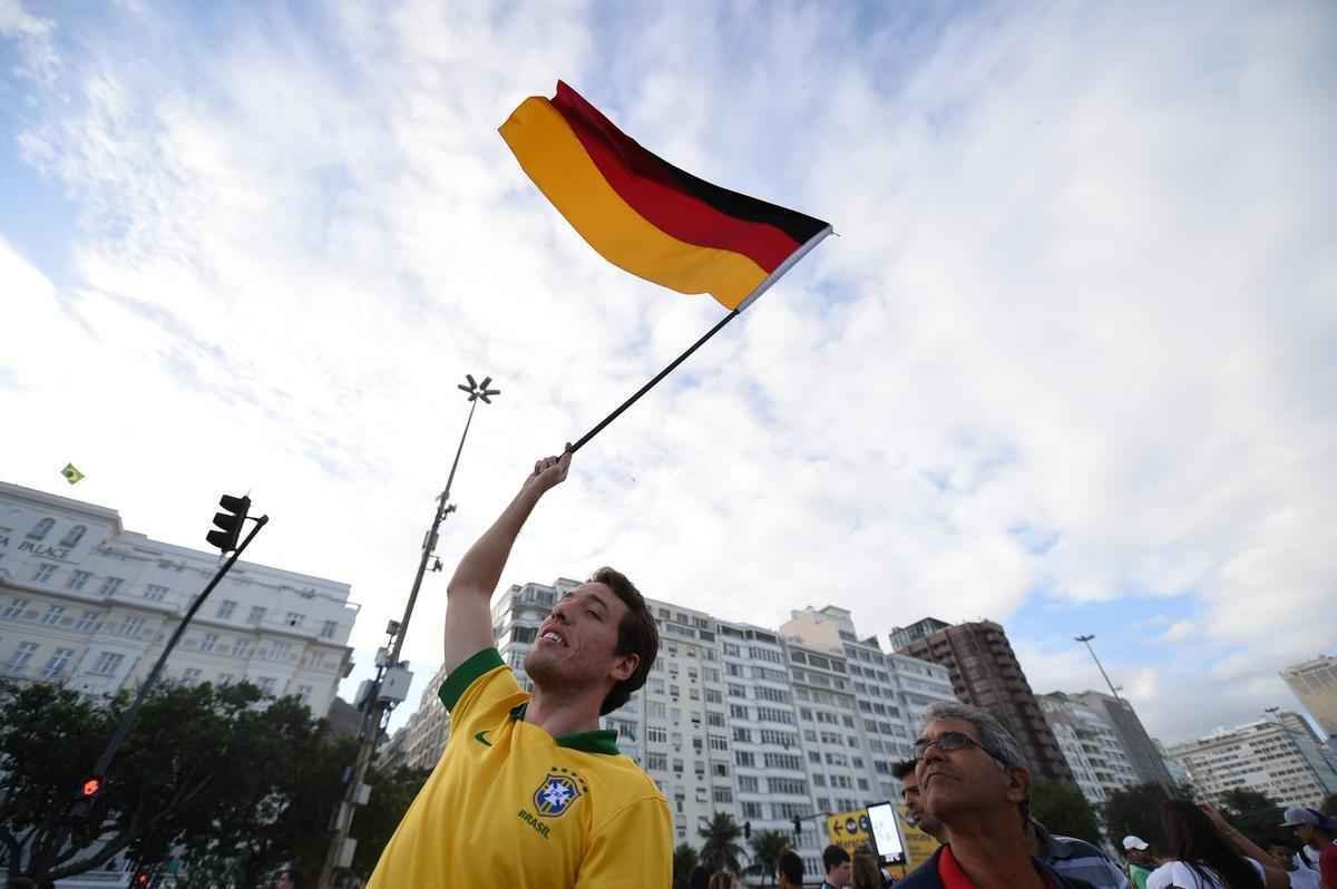 Cerca de 70 mil argentinos esto no Rio de Janeiro para a final da Copa, neste domingo, contra a Alemanha, no Maracan. A praia de Copacabana  o local mais procurado por eles. Neste sbado, desde as primeiras horas, as areias ficaram tomadas e houve muita festa, com msica, bebida e banhos de mar