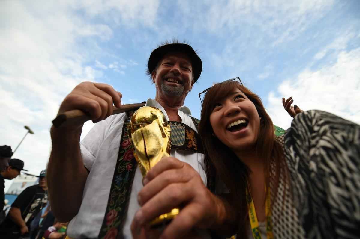 Cerca de 70 mil argentinos esto no Rio de Janeiro para a final da Copa, neste domingo, contra a Alemanha, no Maracan. A praia de Copacabana  o local mais procurado por eles. Neste sbado, desde as primeiras horas, as areias ficaram tomadas e houve muita festa, com msica, bebida e banhos de mar