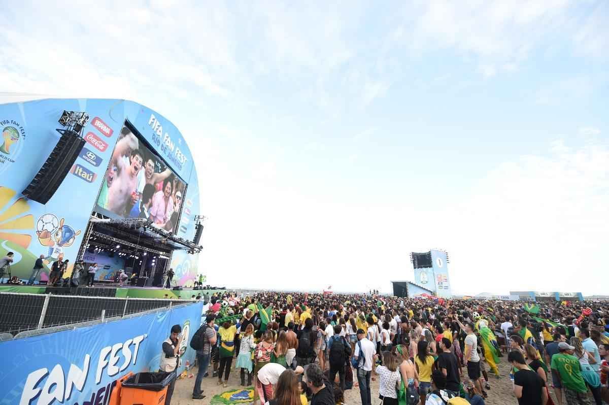 Cerca de 70 mil argentinos esto no Rio de Janeiro para a final da Copa, neste domingo, contra a Alemanha, no Maracan. A praia de Copacabana  o local mais procurado por eles. Neste sbado, desde as primeiras horas, as areias ficaram tomadas e houve muita festa, com msica, bebida e banhos de mar