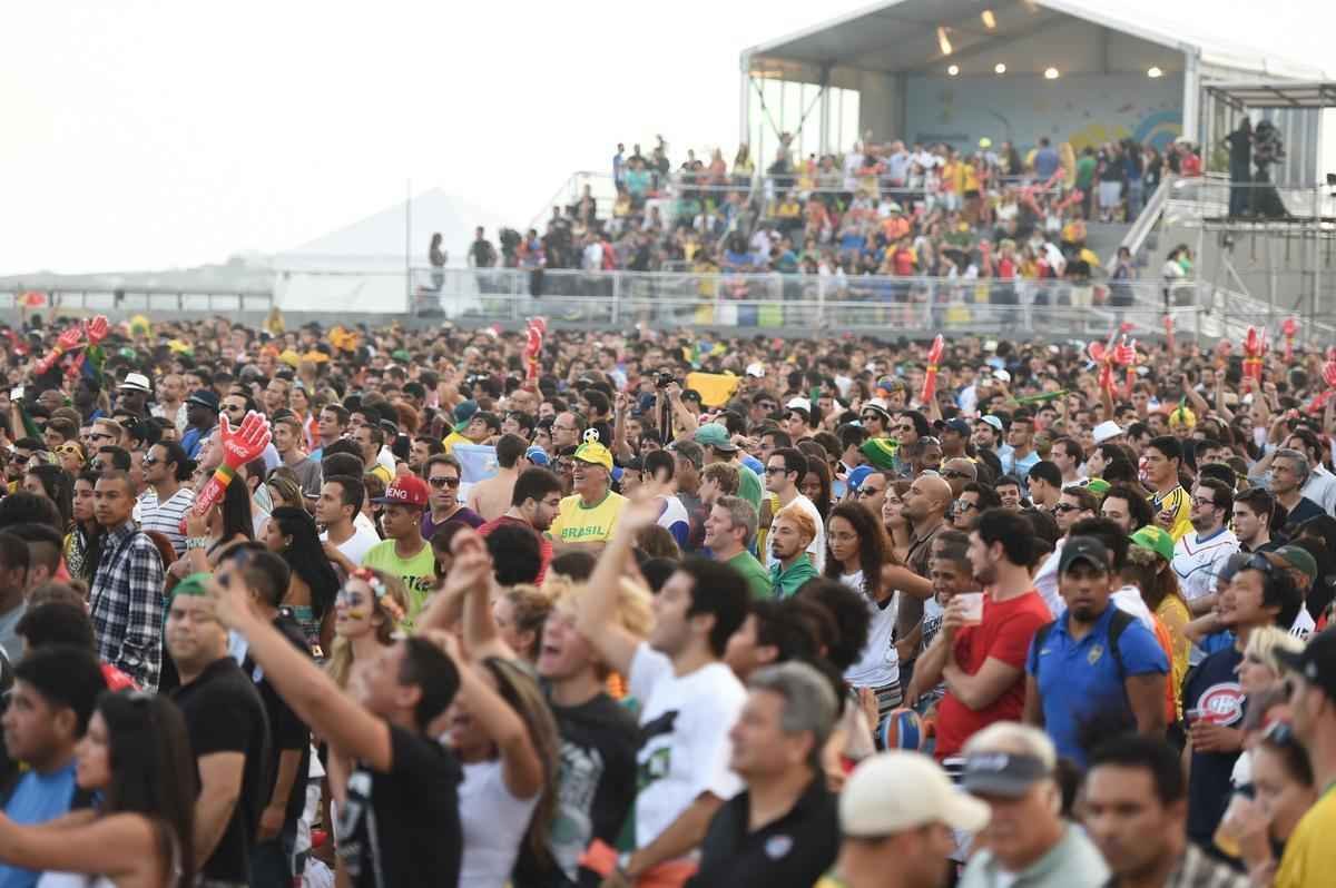 Cerca de 70 mil argentinos esto no Rio de Janeiro para a final da Copa, neste domingo, contra a Alemanha, no Maracan. A praia de Copacabana  o local mais procurado por eles. Neste sbado, desde as primeiras horas, as areias ficaram tomadas e houve muita festa, com msica, bebida e banhos de mar