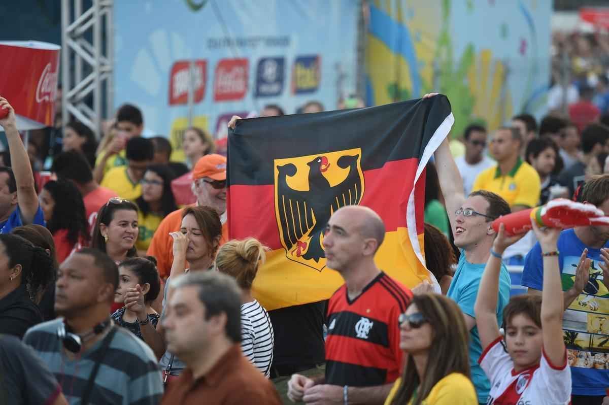 Cerca de 70 mil argentinos esto no Rio de Janeiro para a final da Copa, neste domingo, contra a Alemanha, no Maracan. A praia de Copacabana  o local mais procurado por eles. Neste sbado, desde as primeiras horas, as areias ficaram tomadas e houve muita festa, com msica, bebida e banhos de mar