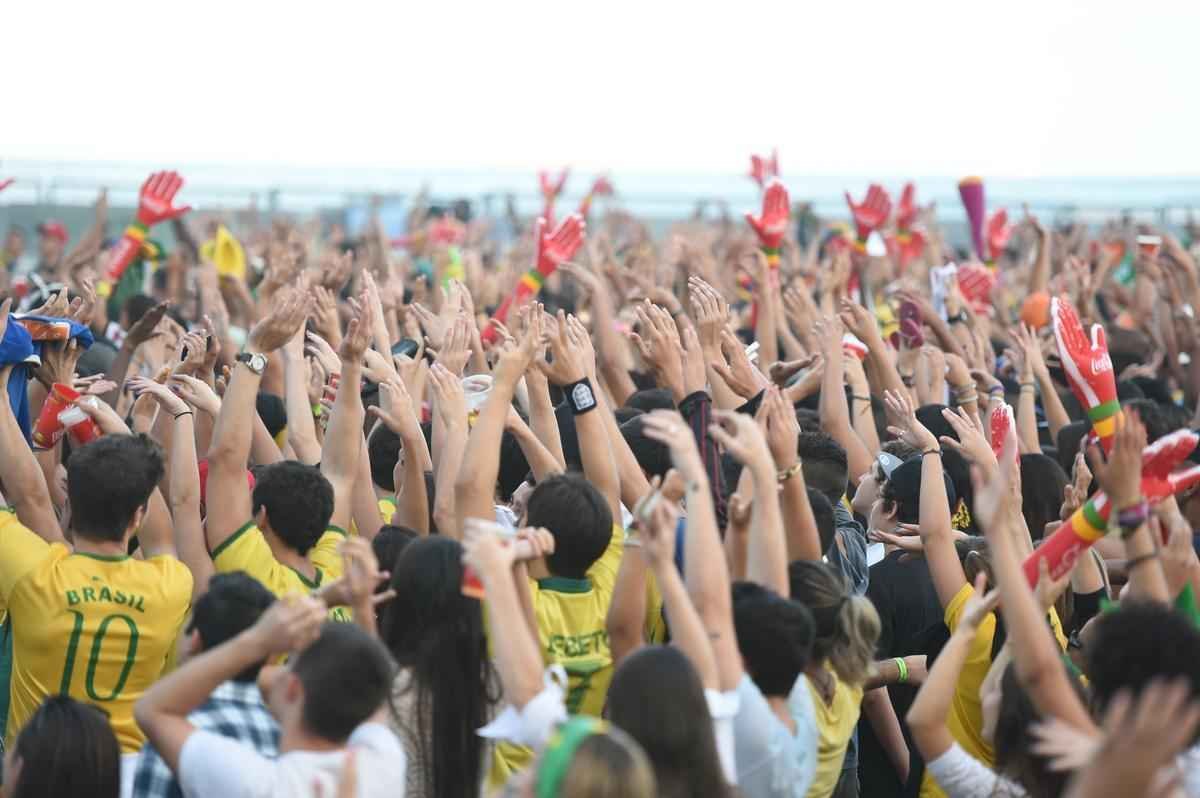 Cerca de 70 mil argentinos esto no Rio de Janeiro para a final da Copa, neste domingo, contra a Alemanha, no Maracan. A praia de Copacabana  o local mais procurado por eles. Neste sbado, desde as primeiras horas, as areias ficaram tomadas e houve muita festa, com msica, bebida e banhos de mar