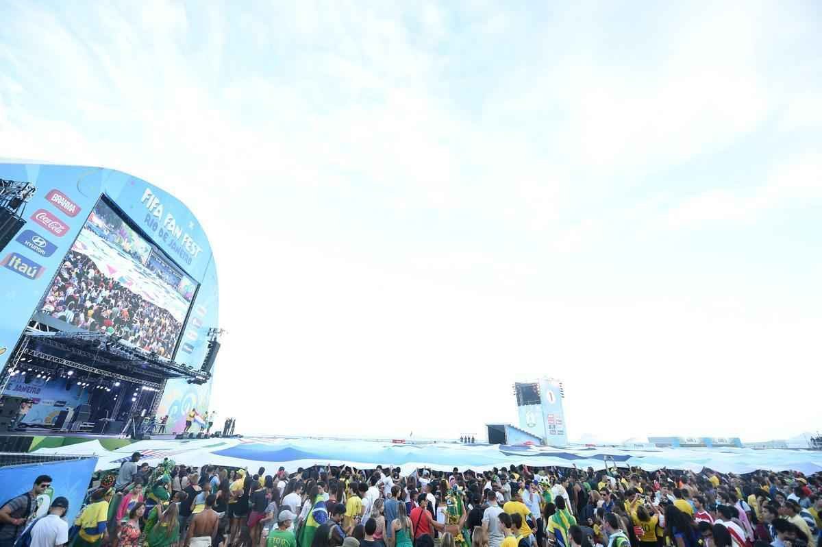 Cerca de 70 mil argentinos esto no Rio de Janeiro para a final da Copa, neste domingo, contra a Alemanha, no Maracan. A praia de Copacabana  o local mais procurado por eles. Neste sbado, desde as primeiras horas, as areias ficaram tomadas e houve muita festa, com msica, bebida e banhos de mar