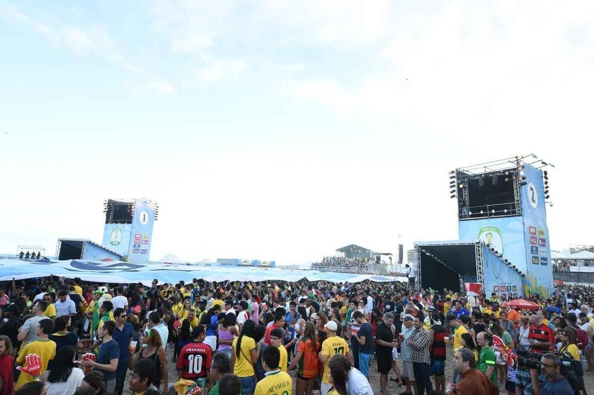 Cerca de 70 mil argentinos esto no Rio de Janeiro para a final da Copa, neste domingo, contra a Alemanha, no Maracan. A praia de Copacabana  o local mais procurado por eles. Neste sbado, desde as primeiras horas, as areias ficaram tomadas e houve muita festa, com msica, bebida e banhos de mar
