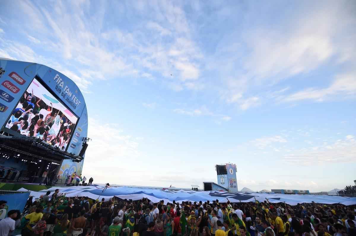 Cerca de 70 mil argentinos esto no Rio de Janeiro para a final da Copa, neste domingo, contra a Alemanha, no Maracan. A praia de Copacabana  o local mais procurado por eles. Neste sbado, desde as primeiras horas, as areias ficaram tomadas e houve muita festa, com msica, bebida e banhos de mar