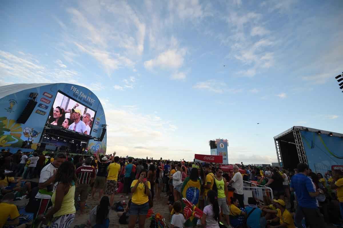 Cerca de 70 mil argentinos esto no Rio de Janeiro para a final da Copa, neste domingo, contra a Alemanha, no Maracan. A praia de Copacabana  o local mais procurado por eles. Neste sbado, desde as primeiras horas, as areias ficaram tomadas e houve muita festa, com msica, bebida e banhos de mar