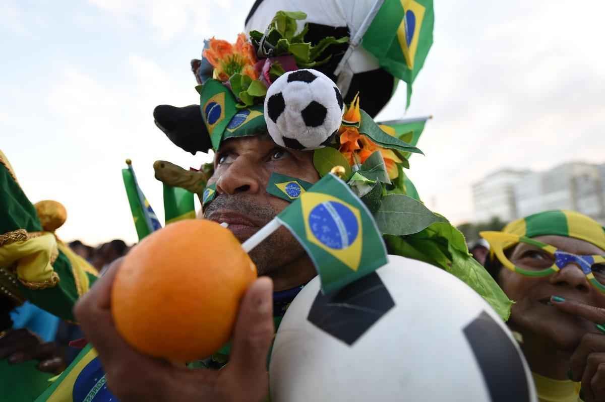 Cerca de 70 mil argentinos esto no Rio de Janeiro para a final da Copa, neste domingo, contra a Alemanha, no Maracan. A praia de Copacabana  o local mais procurado por eles. Neste sbado, desde as primeiras horas, as areias ficaram tomadas e houve muita festa, com msica, bebida e banhos de mar
