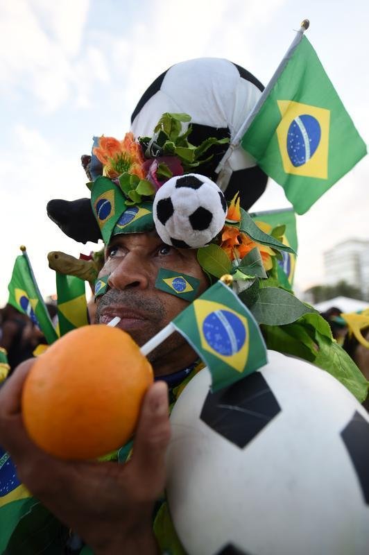 Cerca de 70 mil argentinos esto no Rio de Janeiro para a final da Copa, neste domingo, contra a Alemanha, no Maracan. A praia de Copacabana  o local mais procurado por eles. Neste sbado, desde as primeiras horas, as areias ficaram tomadas e houve muita festa, com msica, bebida e banhos de mar