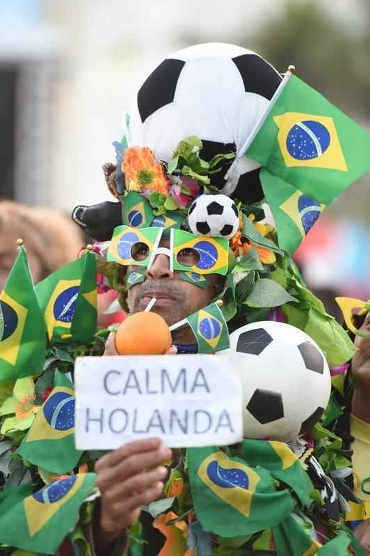 Cerca de 70 mil argentinos esto no Rio de Janeiro para a final da Copa, neste domingo, contra a Alemanha, no Maracan. A praia de Copacabana  o local mais procurado por eles. Neste sbado, desde as primeiras horas, as areias ficaram tomadas e houve muita festa, com msica, bebida e banhos de mar