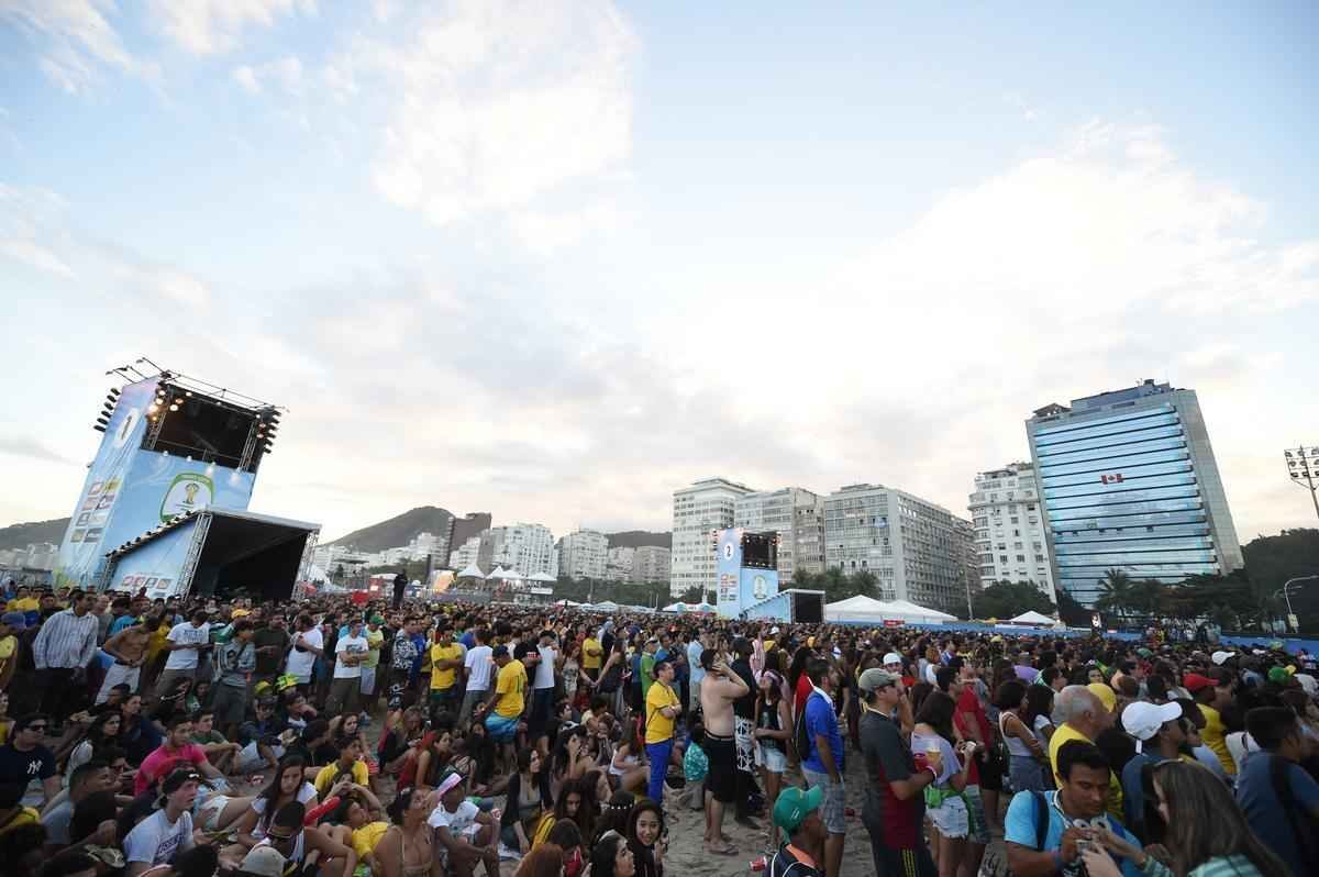 Cerca de 70 mil argentinos esto no Rio de Janeiro para a final da Copa, neste domingo, contra a Alemanha, no Maracan. A praia de Copacabana  o local mais procurado por eles. Neste sbado, desde as primeiras horas, as areias ficaram tomadas e houve muita festa, com msica, bebida e banhos de mar