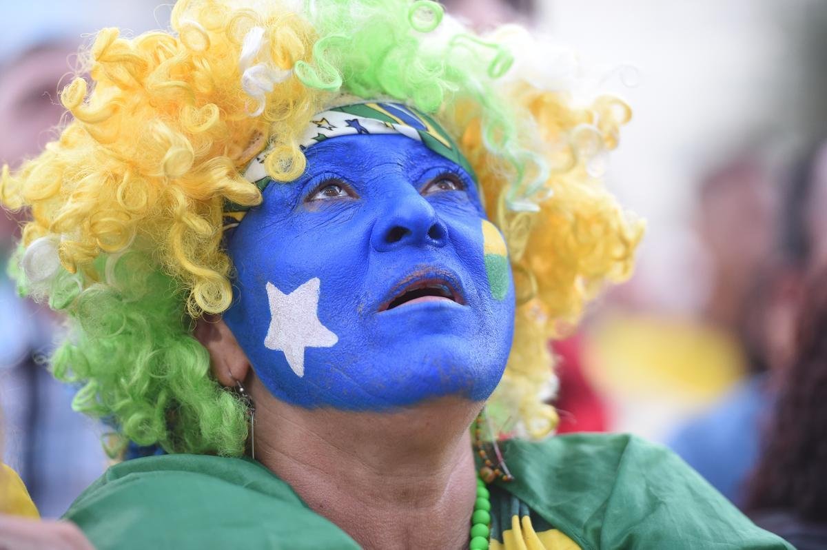 Cerca de 70 mil argentinos esto no Rio de Janeiro para a final da Copa, neste domingo, contra a Alemanha, no Maracan. A praia de Copacabana  o local mais procurado por eles. Neste sbado, desde as primeiras horas, as areias ficaram tomadas e houve muita festa, com msica, bebida e banhos de mar