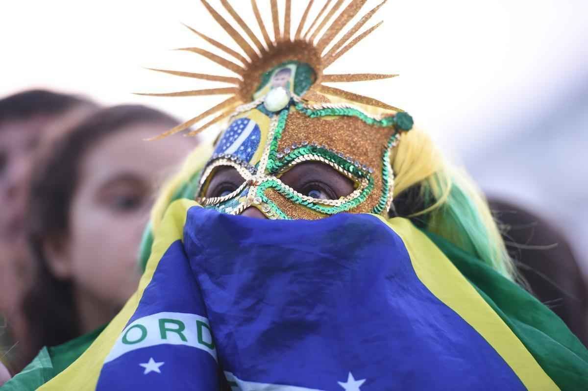 Cerca de 70 mil argentinos esto no Rio de Janeiro para a final da Copa, neste domingo, contra a Alemanha, no Maracan. A praia de Copacabana  o local mais procurado por eles. Neste sbado, desde as primeiras horas, as areias ficaram tomadas e houve muita festa, com msica, bebida e banhos de mar