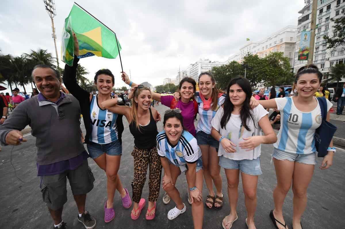Cerca de 70 mil argentinos esto no Rio de Janeiro para a final da Copa, neste domingo, contra a Alemanha, no Maracan. A praia de Copacabana  o local mais procurado por eles. Neste sbado, desde as primeiras horas, as areias ficaram tomadas e houve muita festa, com msica, bebida e banhos de mar