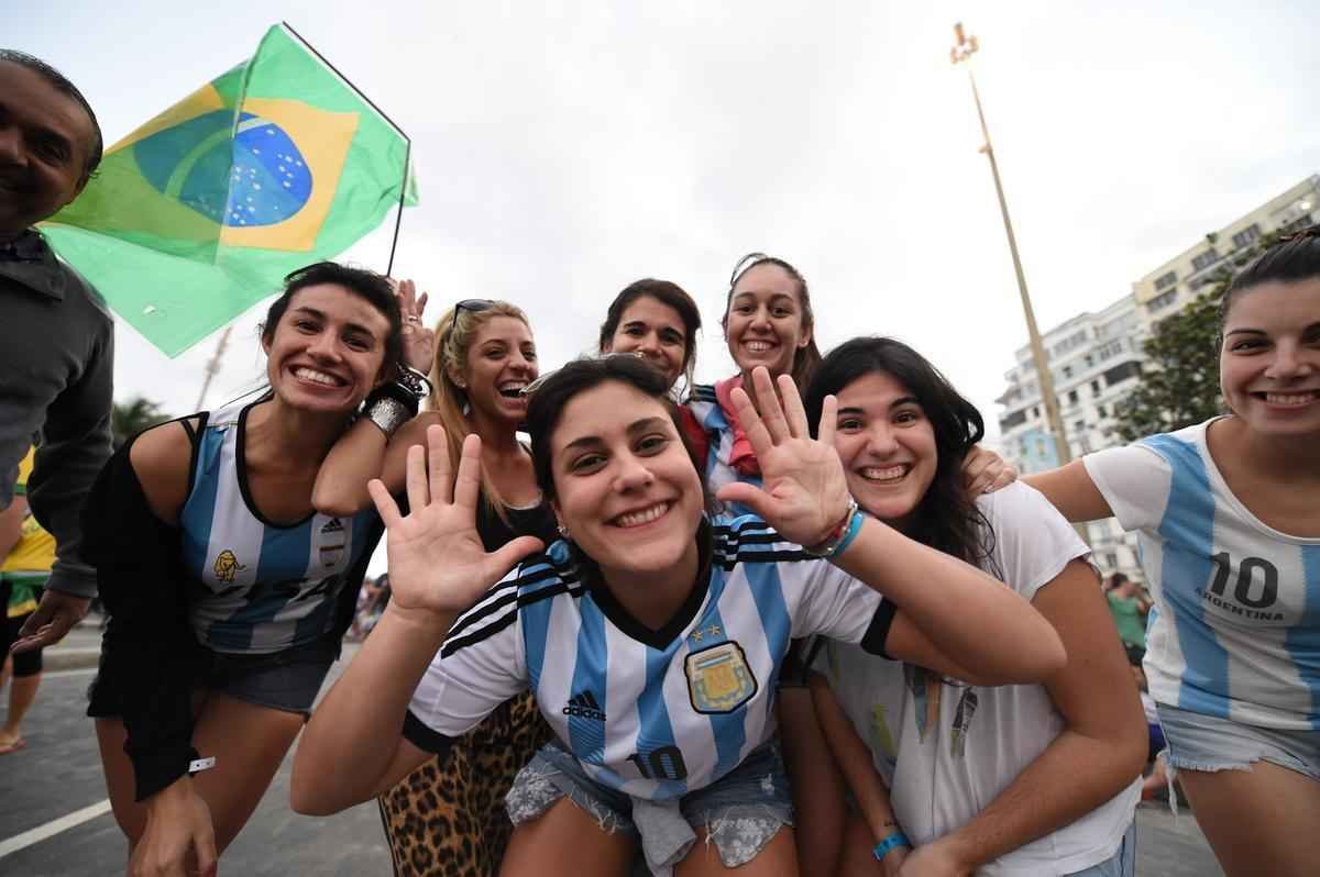 Cerca de 70 mil argentinos esto no Rio de Janeiro para a final da Copa, neste domingo, contra a Alemanha, no Maracan. A praia de Copacabana  o local mais procurado por eles. Neste sbado, desde as primeiras horas, as areias ficaram tomadas e houve muita festa, com msica, bebida e banhos de mar