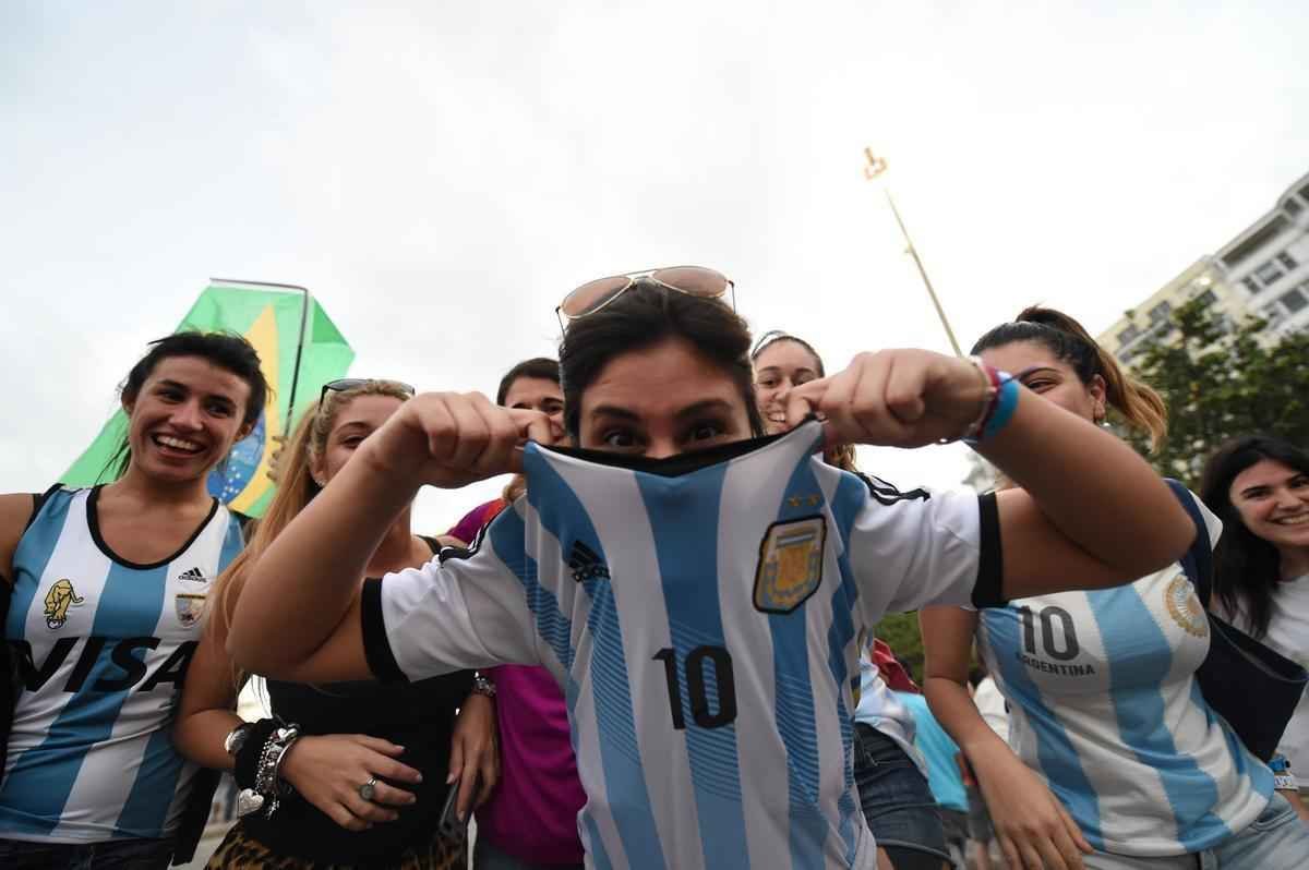 Cerca de 70 mil argentinos esto no Rio de Janeiro para a final da Copa, neste domingo, contra a Alemanha, no Maracan. A praia de Copacabana  o local mais procurado por eles. Neste sbado, desde as primeiras horas, as areias ficaram tomadas e houve muita festa, com msica, bebida e banhos de mar