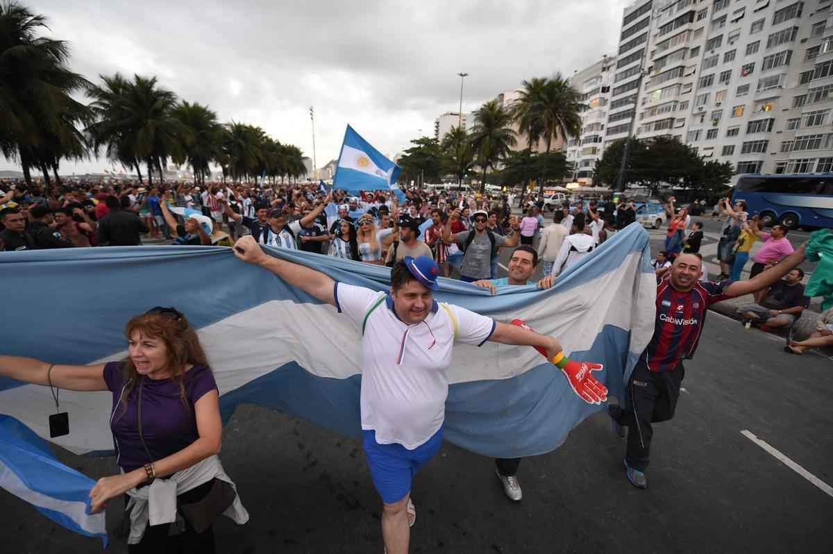 Cerca de 70 mil argentinos esto no Rio de Janeiro para a final da Copa, neste domingo, contra a Alemanha, no Maracan. A praia de Copacabana  o local mais procurado por eles. Neste sbado, desde as primeiras horas, as areias ficaram tomadas e houve muita festa, com msica, bebida e banhos de mar