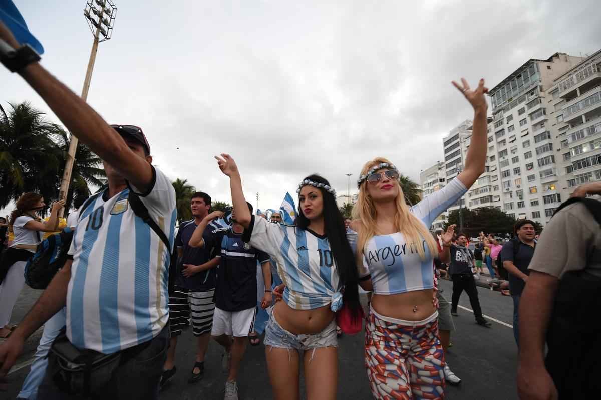 Cerca de 70 mil argentinos esto no Rio de Janeiro para a final da Copa, neste domingo, contra a Alemanha, no Maracan. A praia de Copacabana  o local mais procurado por eles. Neste sbado, desde as primeiras horas, as areias ficaram tomadas e houve muita festa, com msica, bebida e banhos de mar