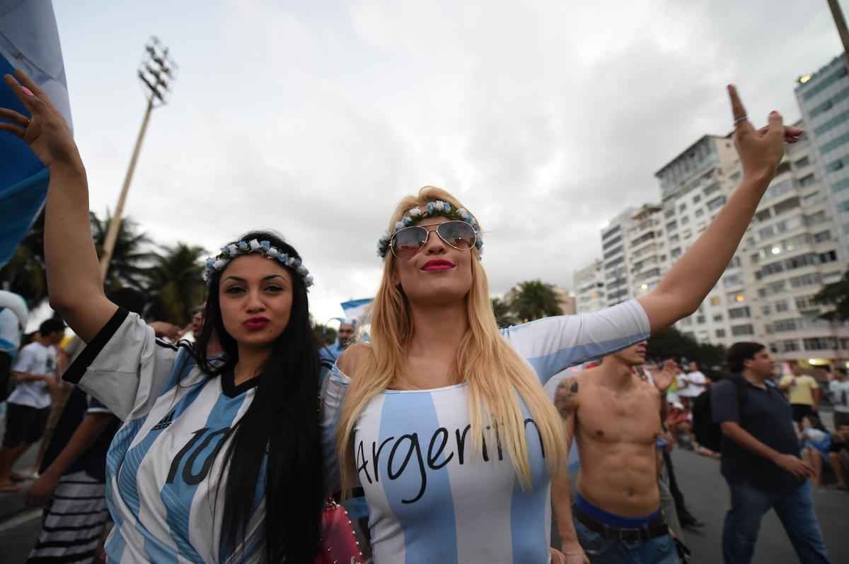 Cerca de 70 mil argentinos esto no Rio de Janeiro para a final da Copa, neste domingo, contra a Alemanha, no Maracan. A praia de Copacabana  o local mais procurado por eles. Neste sbado, desde as primeiras horas, as areias ficaram tomadas e houve muita festa, com msica, bebida e banhos de mar