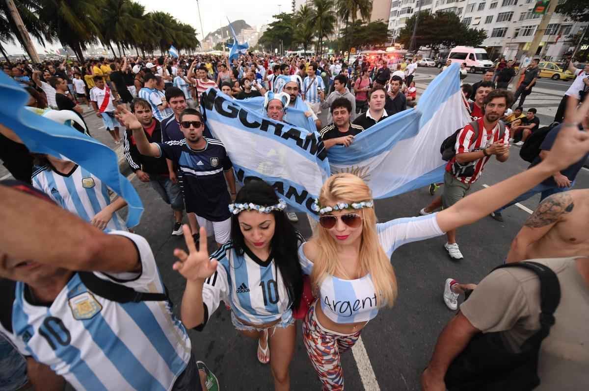 Cerca de 70 mil argentinos esto no Rio de Janeiro para a final da Copa, neste domingo, contra a Alemanha, no Maracan. A praia de Copacabana  o local mais procurado por eles. Neste sbado, desde as primeiras horas, as areias ficaram tomadas e houve muita festa, com msica, bebida e banhos de mar
