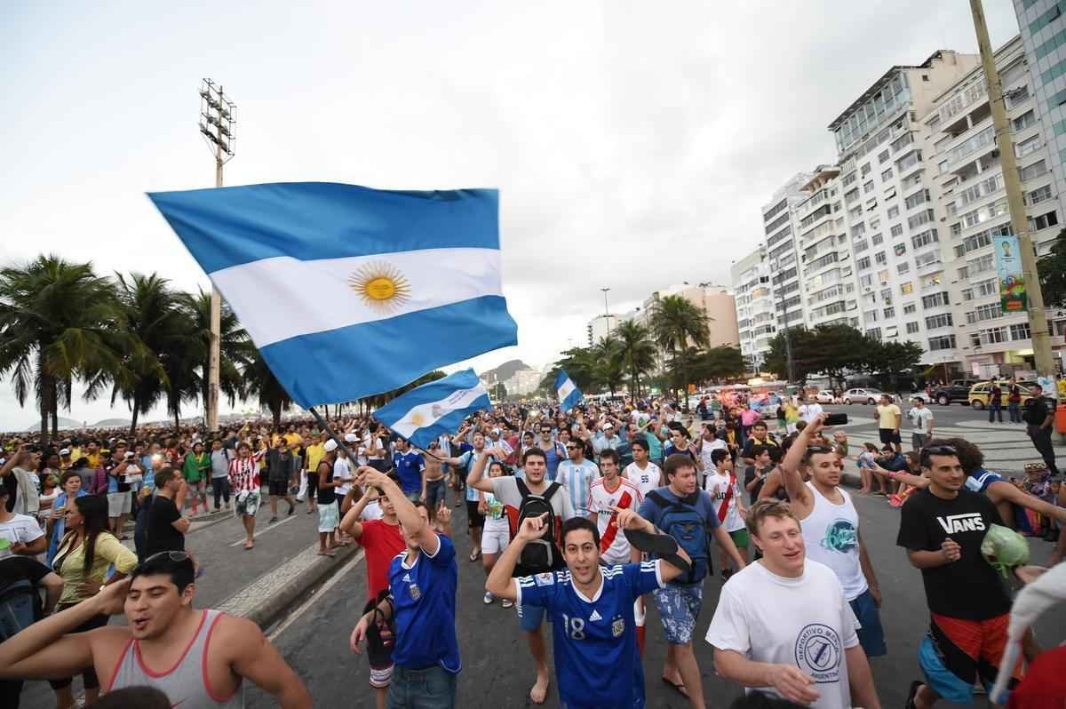 Cerca de 70 mil argentinos esto no Rio de Janeiro para a final da Copa, neste domingo, contra a Alemanha, no Maracan. A praia de Copacabana  o local mais procurado por eles. Neste sbado, desde as primeiras horas, as areias ficaram tomadas e houve muita festa, com msica, bebida e banhos de mar