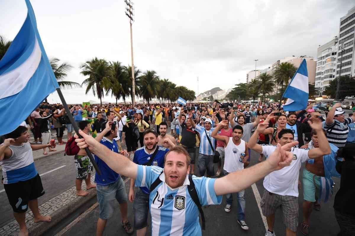 Cerca de 70 mil argentinos esto no Rio de Janeiro para a final da Copa, neste domingo, contra a Alemanha, no Maracan. A praia de Copacabana  o local mais procurado por eles. Neste sbado, desde as primeiras horas, as areias ficaram tomadas e houve muita festa, com msica, bebida e banhos de mar
