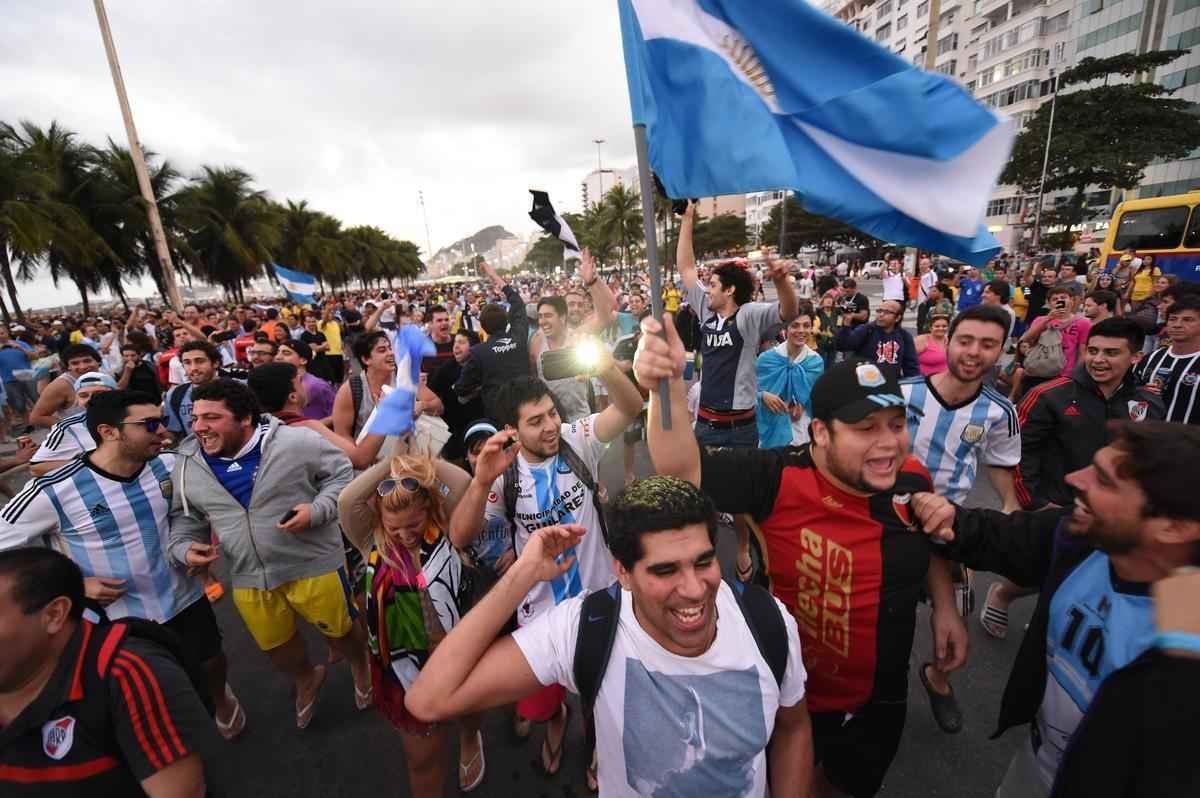 Cerca de 70 mil argentinos esto no Rio de Janeiro para a final da Copa, neste domingo, contra a Alemanha, no Maracan. A praia de Copacabana  o local mais procurado por eles. Neste sbado, desde as primeiras horas, as areias ficaram tomadas e houve muita festa, com msica, bebida e banhos de mar