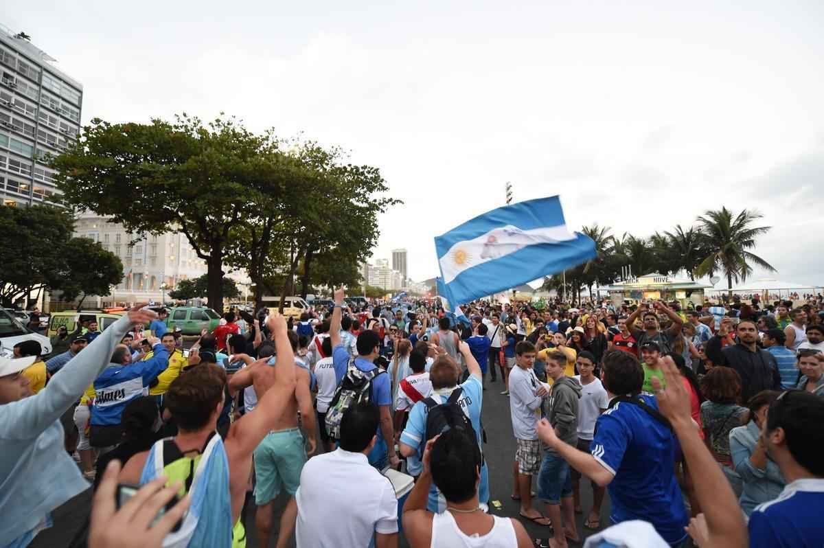 Cerca de 70 mil argentinos esto no Rio de Janeiro para a final da Copa, neste domingo, contra a Alemanha, no Maracan. A praia de Copacabana  o local mais procurado por eles. Neste sbado, desde as primeiras horas, as areias ficaram tomadas e houve muita festa, com msica, bebida e banhos de mar