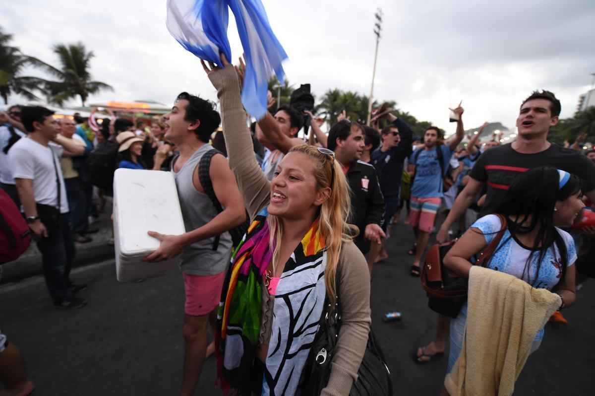 Cerca de 70 mil argentinos esto no Rio de Janeiro para a final da Copa, neste domingo, contra a Alemanha, no Maracan. A praia de Copacabana  o local mais procurado por eles. Neste sbado, desde as primeiras horas, as areias ficaram tomadas e houve muita festa, com msica, bebida e banhos de mar