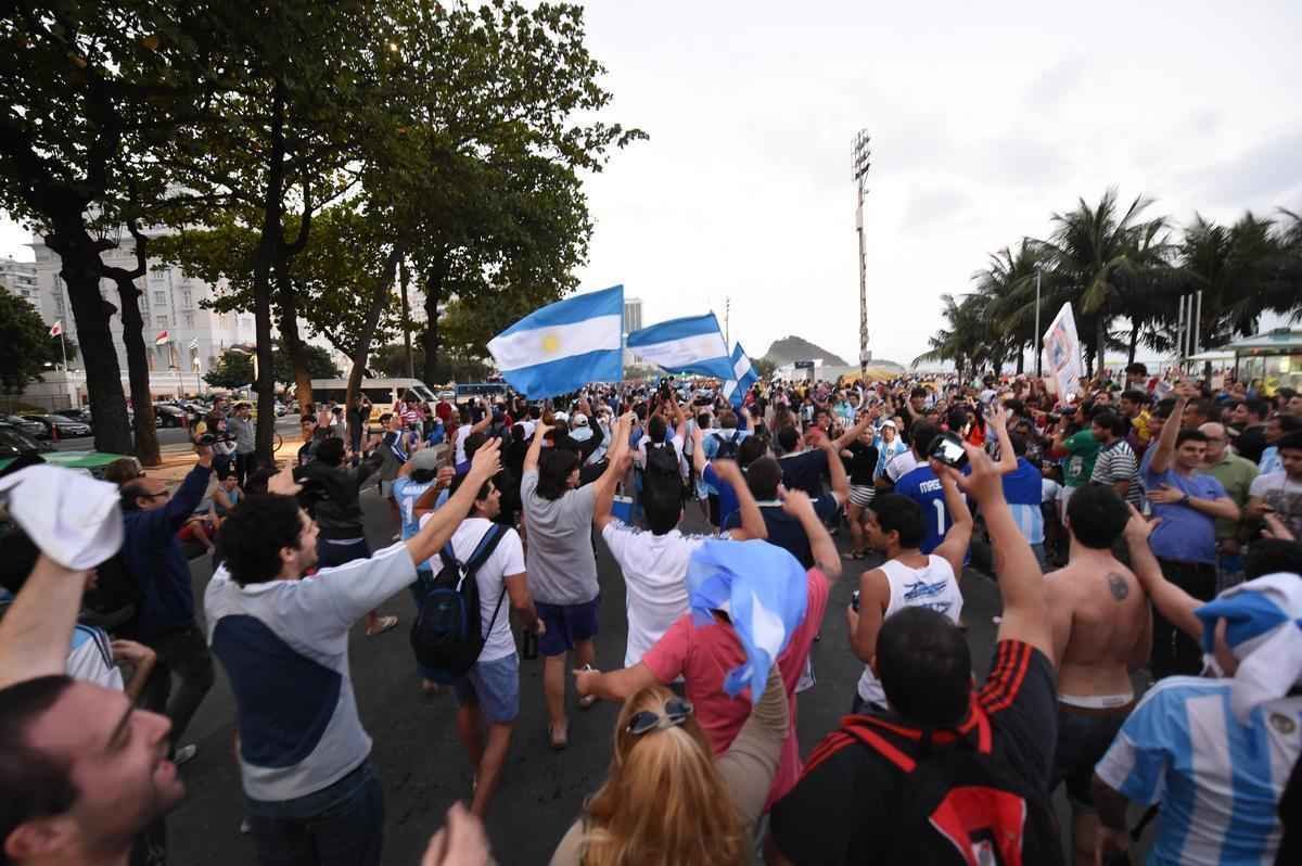 Cerca de 70 mil argentinos esto no Rio de Janeiro para a final da Copa, neste domingo, contra a Alemanha, no Maracan. A praia de Copacabana  o local mais procurado por eles. Neste sbado, desde as primeiras horas, as areias ficaram tomadas e houve muita festa, com msica, bebida e banhos de mar