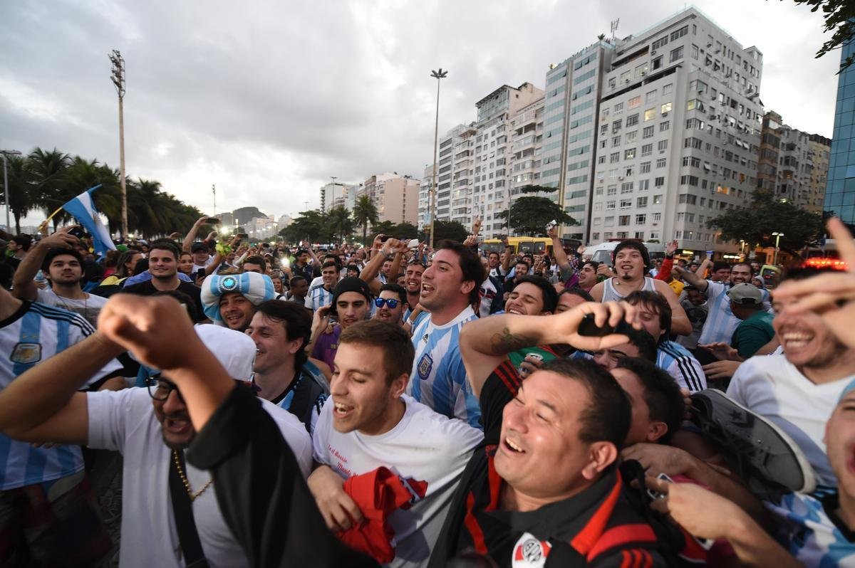 Cerca de 70 mil argentinos esto no Rio de Janeiro para a final da Copa, neste domingo, contra a Alemanha, no Maracan. A praia de Copacabana  o local mais procurado por eles. Neste sbado, desde as primeiras horas, as areias ficaram tomadas e houve muita festa, com msica, bebida e banhos de mar