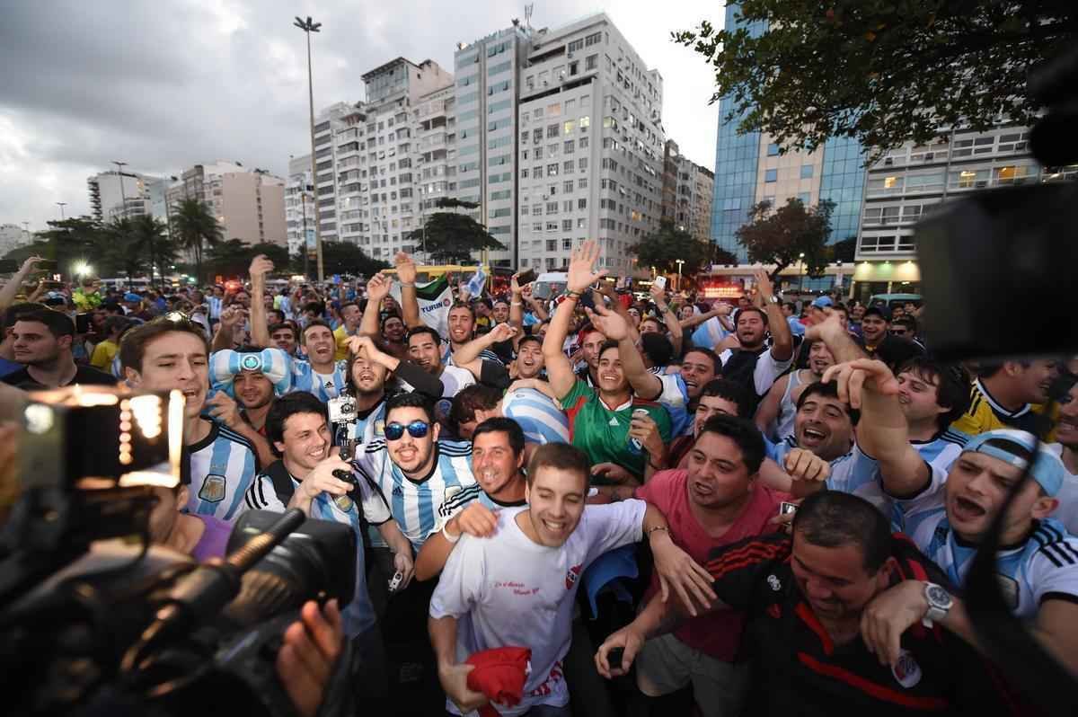 Cerca de 70 mil argentinos esto no Rio de Janeiro para a final da Copa, neste domingo, contra a Alemanha, no Maracan. A praia de Copacabana  o local mais procurado por eles. Neste sbado, desde as primeiras horas, as areias ficaram tomadas e houve muita festa, com msica, bebida e banhos de mar
