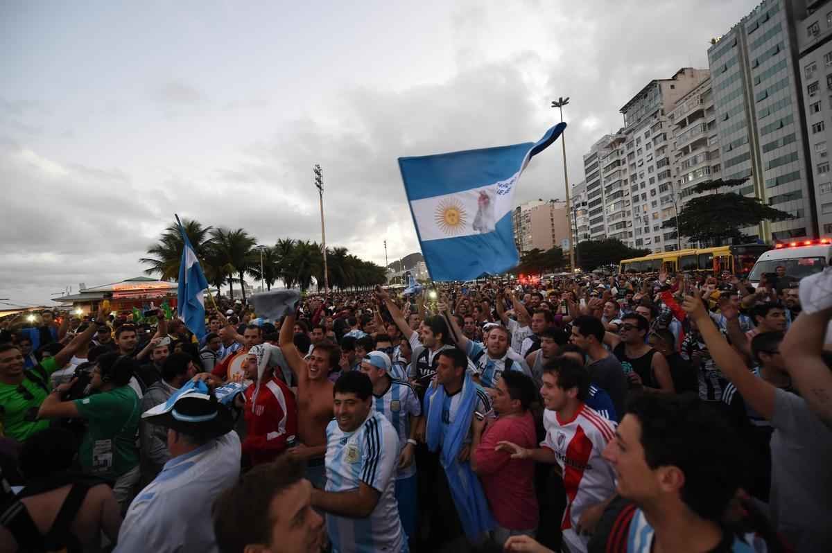 Cerca de 70 mil argentinos esto no Rio de Janeiro para a final da Copa, neste domingo, contra a Alemanha, no Maracan. A praia de Copacabana  o local mais procurado por eles. Neste sbado, desde as primeiras horas, as areias ficaram tomadas e houve muita festa, com msica, bebida e banhos de mar