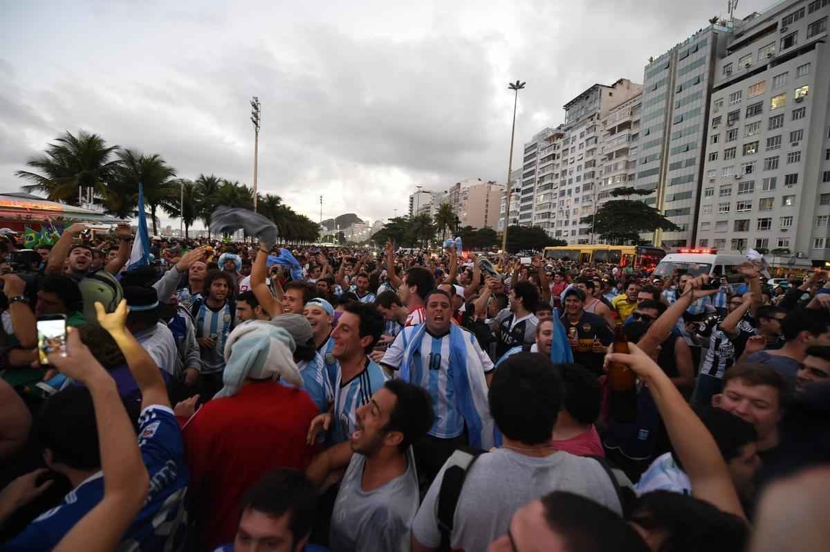 Cerca de 70 mil argentinos esto no Rio de Janeiro para a final da Copa, neste domingo, contra a Alemanha, no Maracan. A praia de Copacabana  o local mais procurado por eles. Neste sbado, desde as primeiras horas, as areias ficaram tomadas e houve muita festa, com msica, bebida e banhos de mar