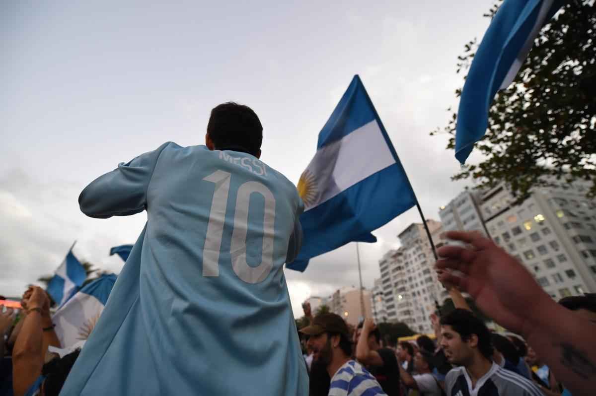 Cerca de 70 mil argentinos esto no Rio de Janeiro para a final da Copa, neste domingo, contra a Alemanha, no Maracan. A praia de Copacabana  o local mais procurado por eles. Neste sbado, desde as primeiras horas, as areias ficaram tomadas e houve muita festa, com msica, bebida e banhos de mar