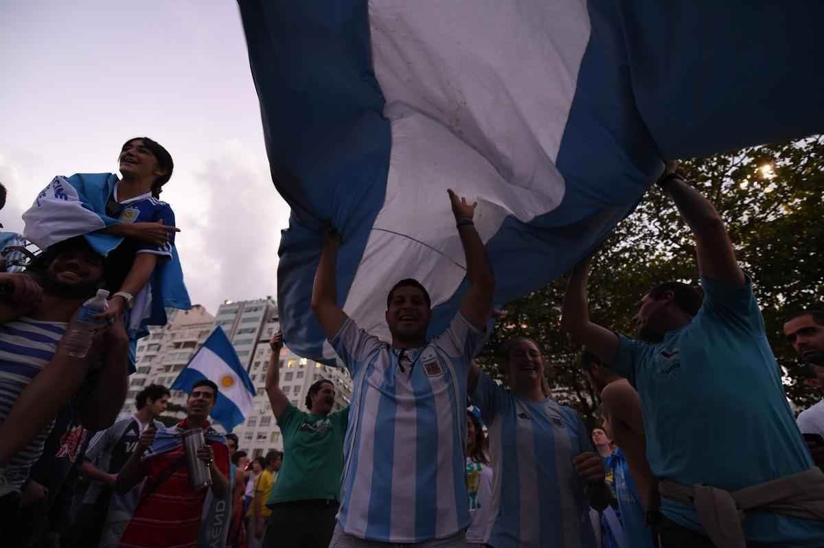 Cerca de 70 mil argentinos esto no Rio de Janeiro para a final da Copa, neste domingo, contra a Alemanha, no Maracan. A praia de Copacabana  o local mais procurado por eles. Neste sbado, desde as primeiras horas, as areias ficaram tomadas e houve muita festa, com msica, bebida e banhos de mar