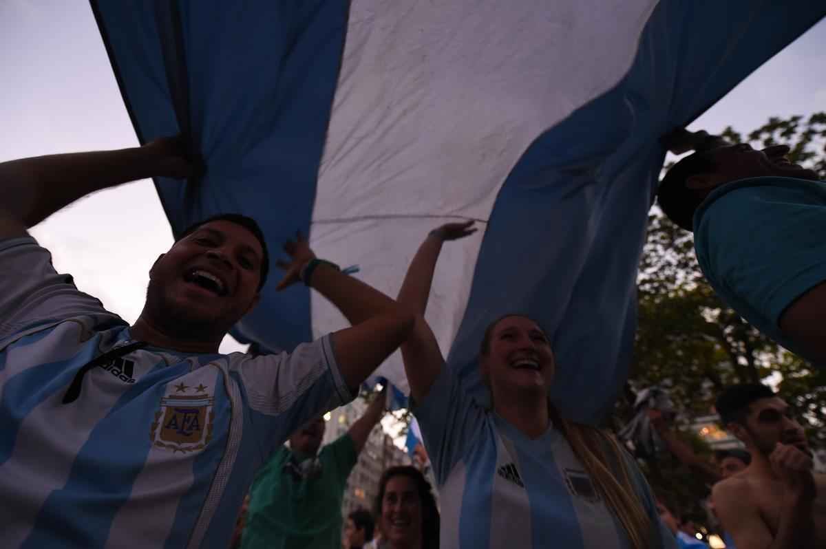 Cerca de 70 mil argentinos esto no Rio de Janeiro para a final da Copa, neste domingo, contra a Alemanha, no Maracan. A praia de Copacabana  o local mais procurado por eles. Neste sbado, desde as primeiras horas, as areias ficaram tomadas e houve muita festa, com msica, bebida e banhos de mar
