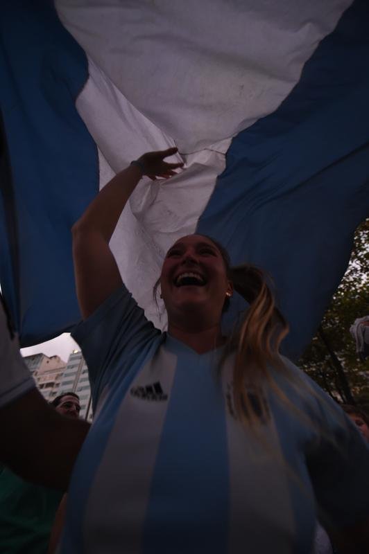 Cerca de 70 mil argentinos esto no Rio de Janeiro para a final da Copa, neste domingo, contra a Alemanha, no Maracan. A praia de Copacabana  o local mais procurado por eles. Neste sbado, desde as primeiras horas, as areias ficaram tomadas e houve muita festa, com msica, bebida e banhos de mar