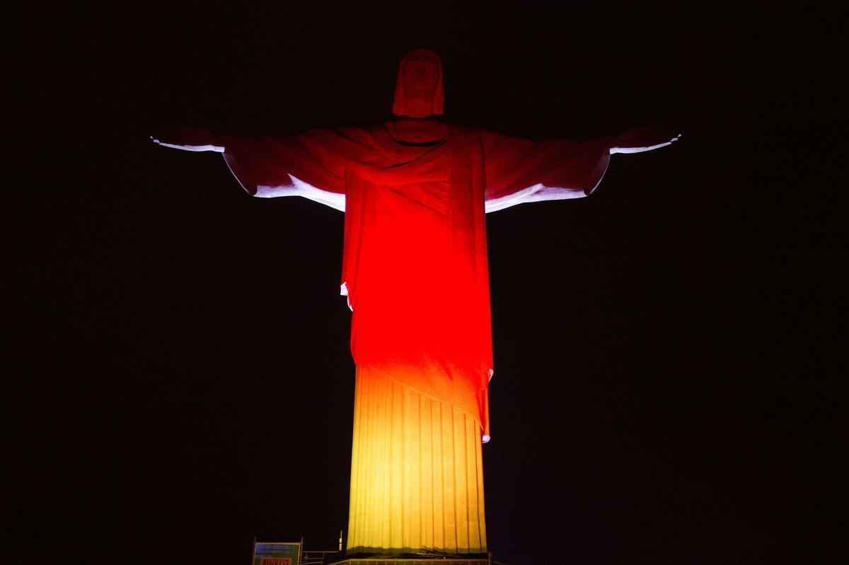 Uma votao popular definiu que o Cristo Redentor ser iluminado nas cores da Alemanha nesta noite de sbado, que antecede a final da Copa do Mundo no Maracan, Rio de Janeiro. s 21h40, o perfil oficial do Twitter no Brasil, que organizou a enquete, divulgou o resultado: com 565 votos a mais do que os argentinos, a vitria foi dos alemes. Antes disso, as cores das duas selees se alternaram na iluminao da esttua.