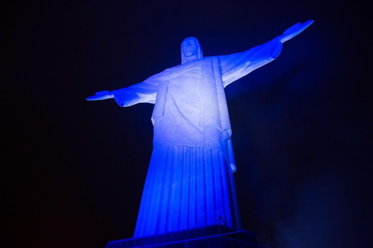 Uma votao popular definiu que o Cristo Redentor ser iluminado nas cores da Alemanha nesta noite de sbado, que antecede a final da Copa do Mundo no Maracan, Rio de Janeiro. s 21h40, o perfil oficial do Twitter no Brasil, que organizou a enquete, divulgou o resultado: com 565 votos a mais do que os argentinos, a vitria foi dos alemes. Antes disso, as cores das duas selees se alternaram na iluminao da esttua.