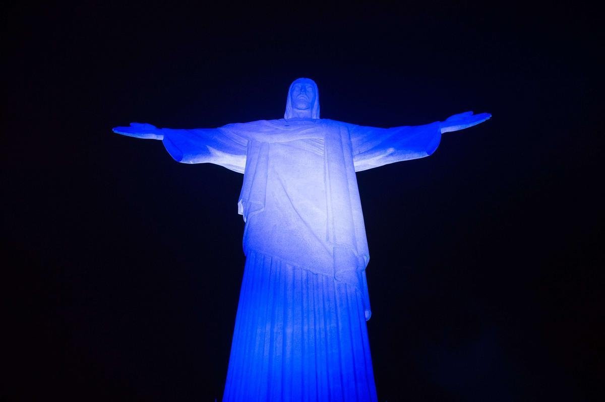 Uma votao popular definiu que o Cristo Redentor ser iluminado nas cores da Alemanha nesta noite de sbado, que antecede a final da Copa do Mundo no Maracan, Rio de Janeiro. s 21h40, o perfil oficial do Twitter no Brasil, que organizou a enquete, divulgou o resultado: com 565 votos a mais do que os argentinos, a vitria foi dos alemes. Antes disso, as cores das duas selees se alternaram na iluminao da esttua.