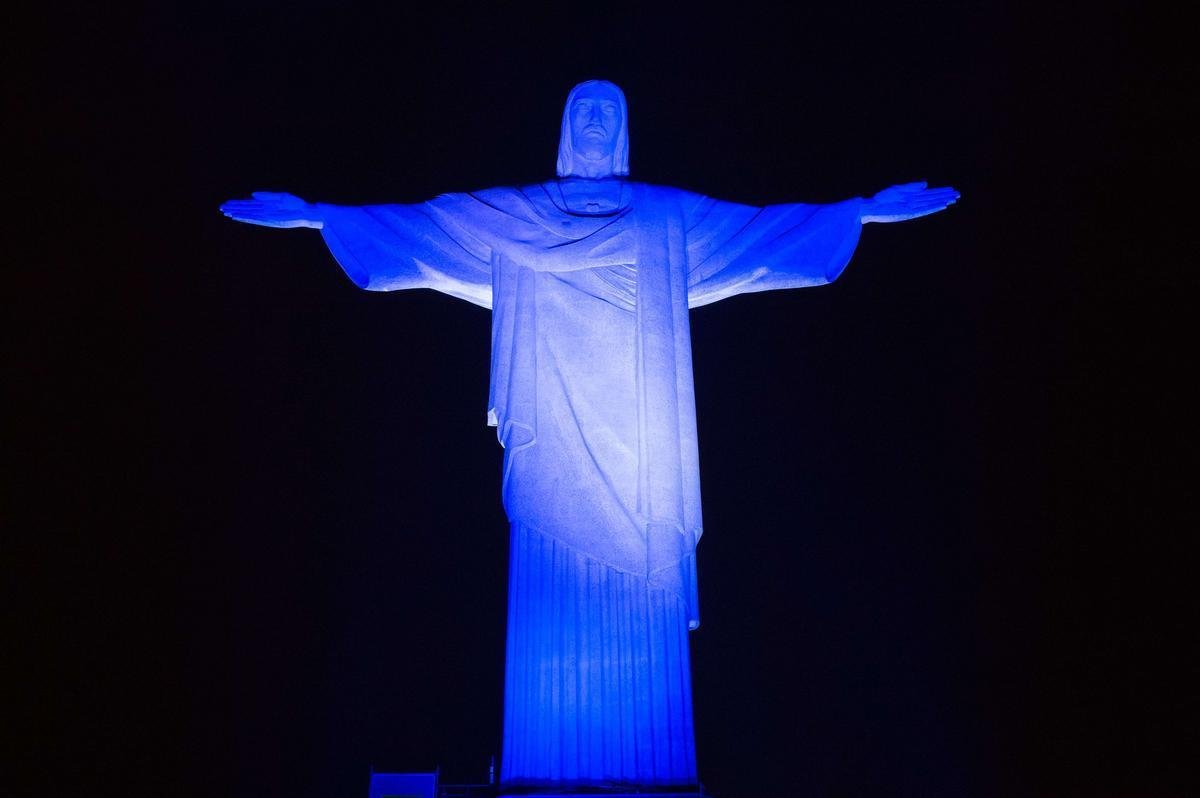 Uma votao popular definiu que o Cristo Redentor ser iluminado nas cores da Alemanha nesta noite de sbado, que antecede a final da Copa do Mundo no Maracan, Rio de Janeiro. s 21h40, o perfil oficial do Twitter no Brasil, que organizou a enquete, divulgou o resultado: com 565 votos a mais do que os argentinos, a vitria foi dos alemes. Antes disso, as cores das duas selees se alternaram na iluminao da esttua.