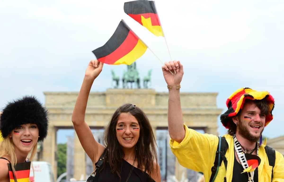 Milhares de alemes assistiro  grande deciso da Copa no Porto de Brandemburgo, em Berlim